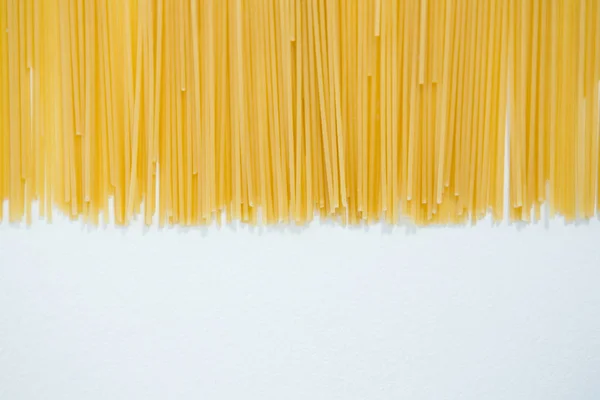 Spaghetti Pasta auf weißem Hintergrund — Stockfoto