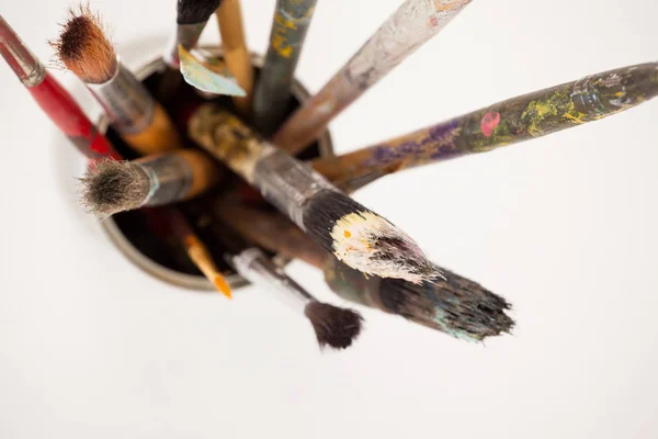 Variedades de pincéis de tinta em jarra metálica — Fotografia de Stock