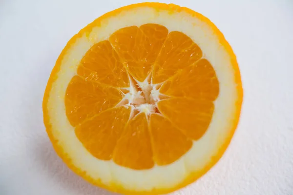 Olgun lezzetli turuncu yarıya içine kesmek — Stok fotoğraf
