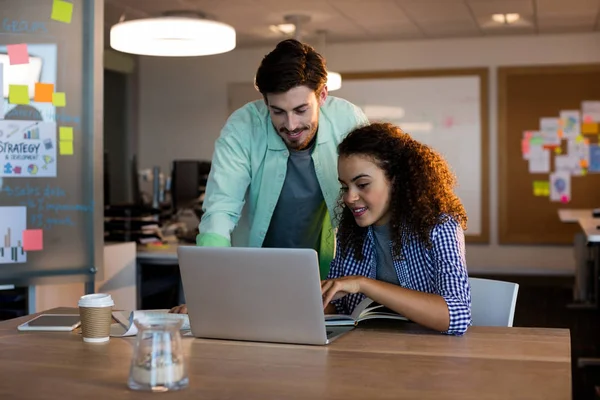 Empresarios creativos trabajando en escritorio — Foto de Stock