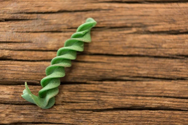 Rotini vert sur la surface en bois — Photo