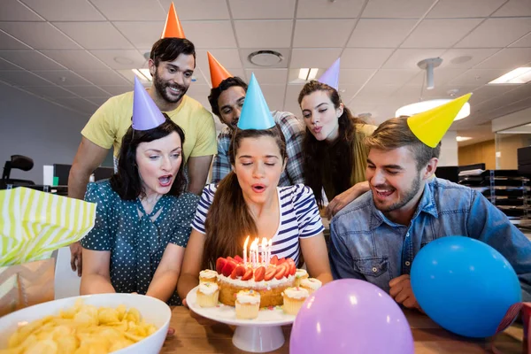 Equipe de negócios criativa celebrando aniversário colegas — Fotografia de Stock