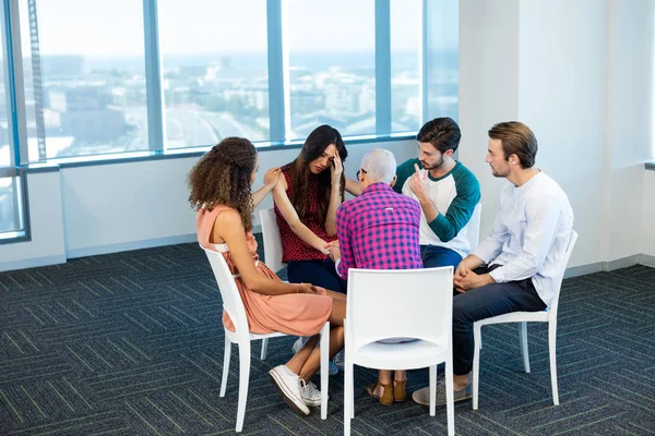 Equipe de negócios criativa consolando colega chateado — Fotografia de Stock