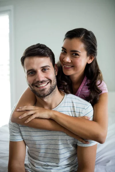 Retrato de casal abraçando uns aos outros no quarto — Fotografia de Stock