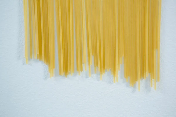 Spaghetti Pasta auf weißem Hintergrund — Stockfoto