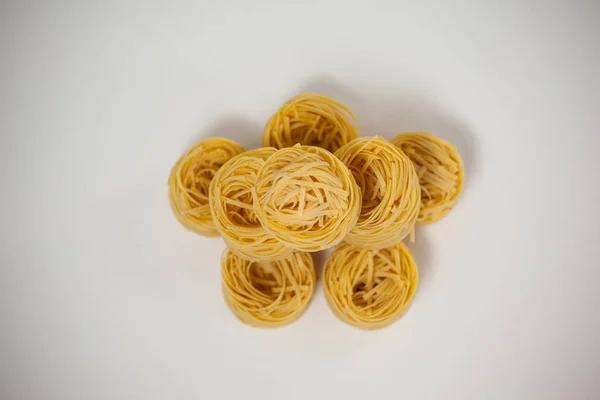 Tagliatelle pasta arrangerade i en rad — Stockfoto