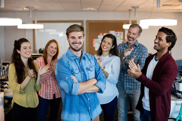 Equipe de negócios criativa feliz celebrando o sucesso — Fotografia de Stock