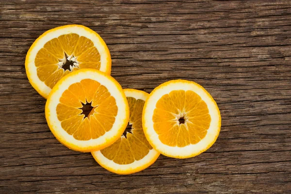 Fatias de laranjas na mesa de madeira — Fotografia de Stock