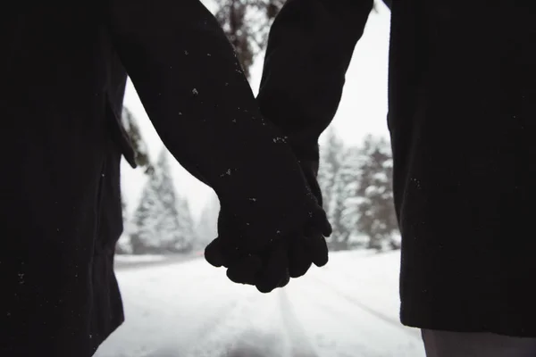 Para trzymając się za ręce w lesie — Zdjęcie stockowe