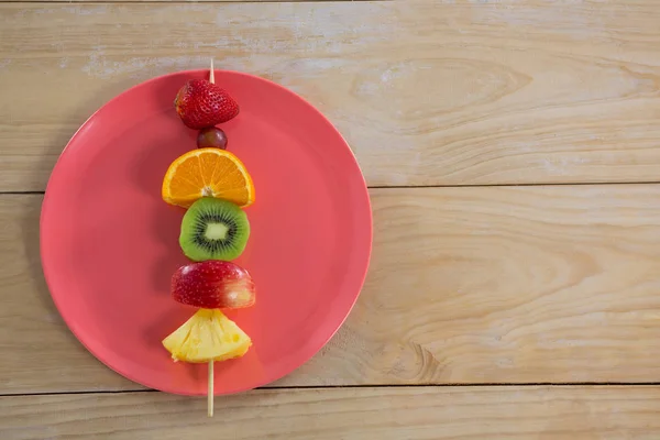 Soffitto di spiedini di frutta in piatto — Foto Stock