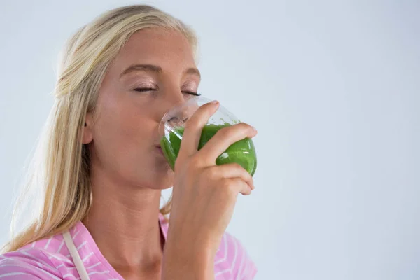 Vrouw drinken fruit smoothie — Stockfoto