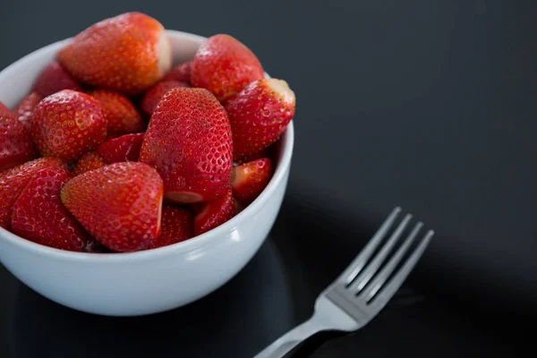 Gros plan des fraises fraîches dans un bol avec fourchette — Photo