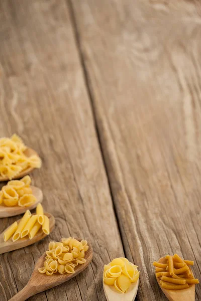Cucharas llenas de variedades de pasta — Foto de Stock