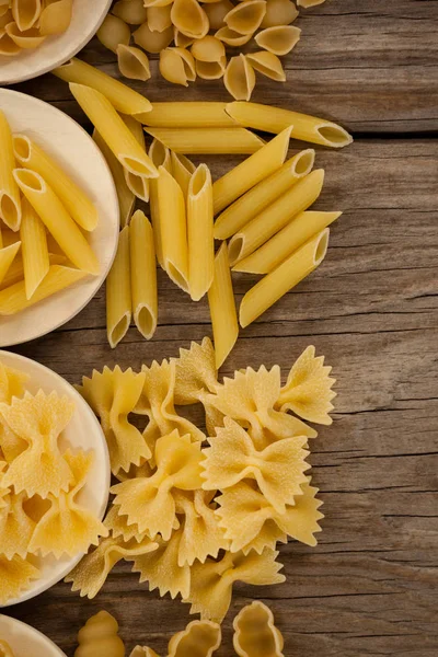 Variedades de pasta derramada de cucharas — Foto de Stock