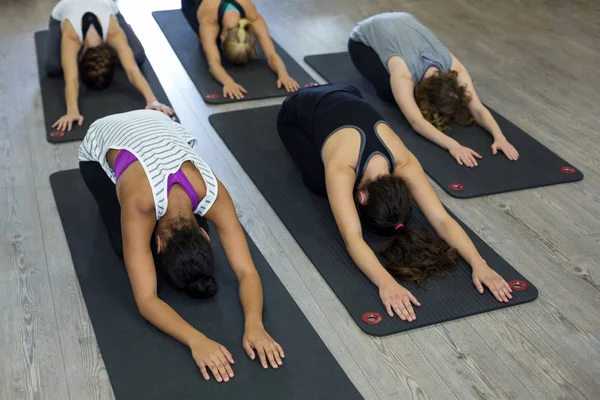 Grupo de mulheres realizando exercício de alongamento — Fotografia de Stock