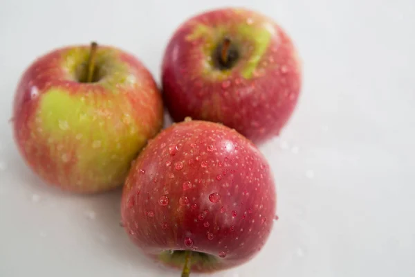Manzanas rojas con gotitas de agua —  Fotos de Stock