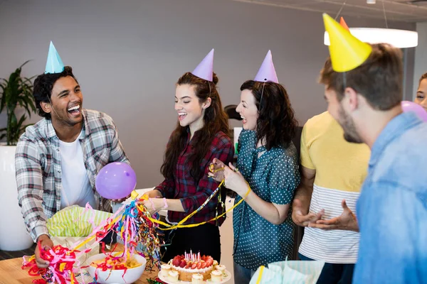 創造的なビジネス チーム同僚の誕生日を祝う — ストック写真