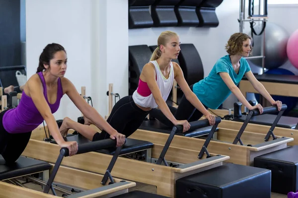 Groep vrouwen uit te oefenen op de stoel wunda — Stockfoto