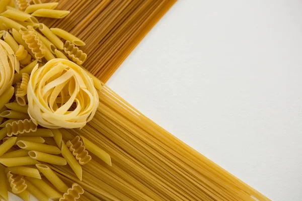 Variedades de pasta dispuestas sobre fondo blanco — Foto de Stock