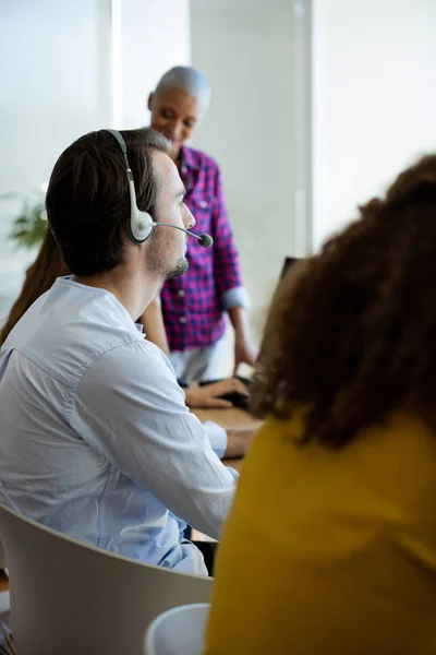 Responsable du service clientèle travaillant au bureau — Photo