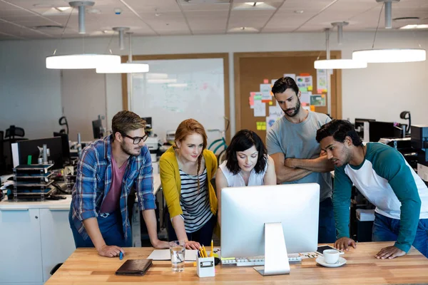 Équipe commerciale créative travaillant ensemble sur PC de bureau — Photo