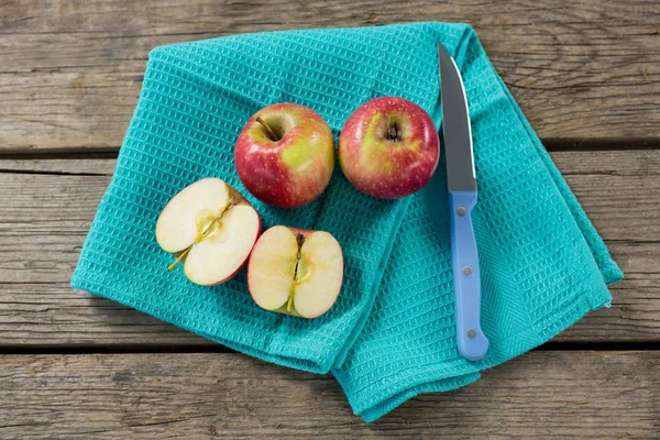 Röda halverade äpplen med kniv och trasa — Stockfoto