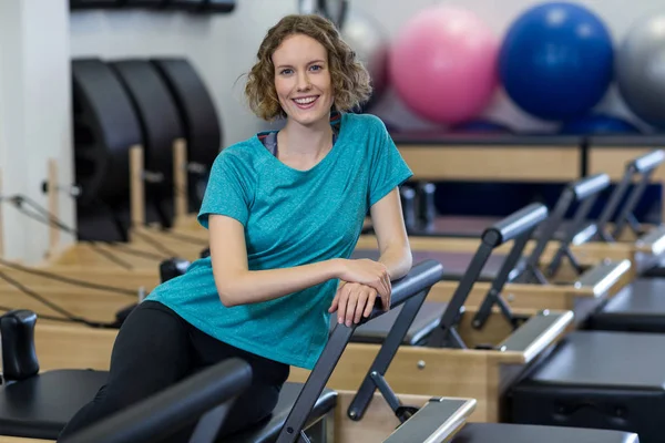 Porträt einer Frau, die sich auf Reformer einlässt — Stockfoto