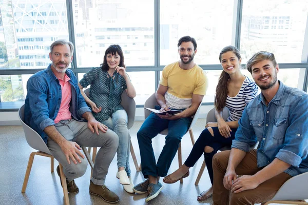Glimlachend creatieve business team zitten samen in kantoor — Stockfoto