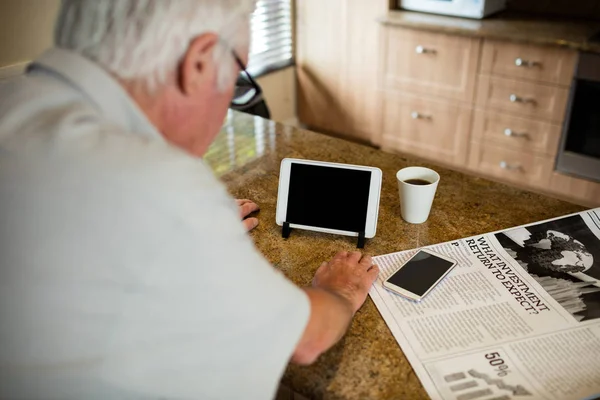 Komuta sizde mutfakta dijital tablet bakarak — Stok fotoğraf