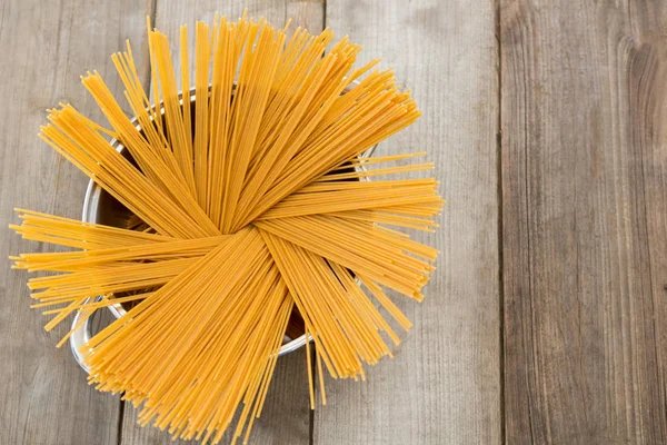 Pastas de espagueti dispuestas en utensilio — Foto de Stock