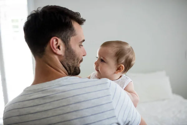 Vader zijn meisje van de baby te houden — Stockfoto