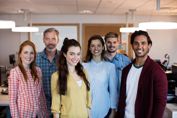 Equipe de negócios criativa em pé juntos no escritório — Fotografia de Stock