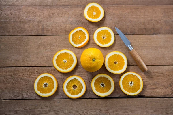 Overhead de laranjas formando uma forma de triângulo — Fotografia de Stock
