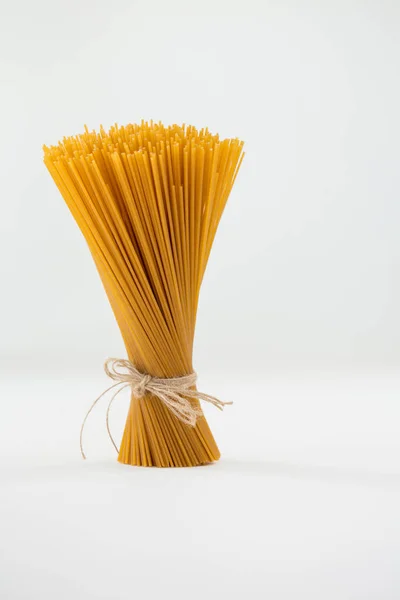 Bohça-in pişmemiş spagetti ile ip bağladılar — Stok fotoğraf