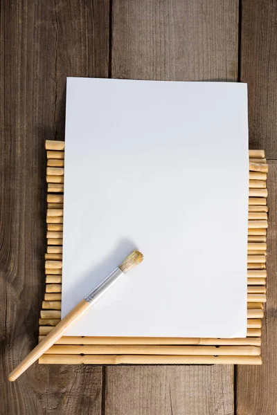 Papier en penseel op bamboe mat — Stockfoto