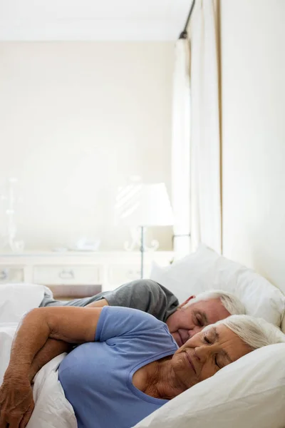 Casal de idosos dormindo no quarto — Fotografia de Stock