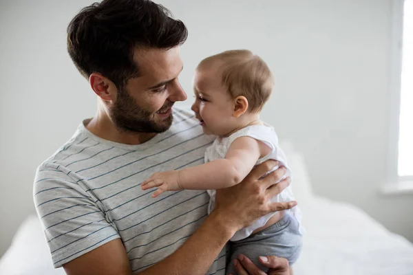 Père tenant son bébé fille — Photo