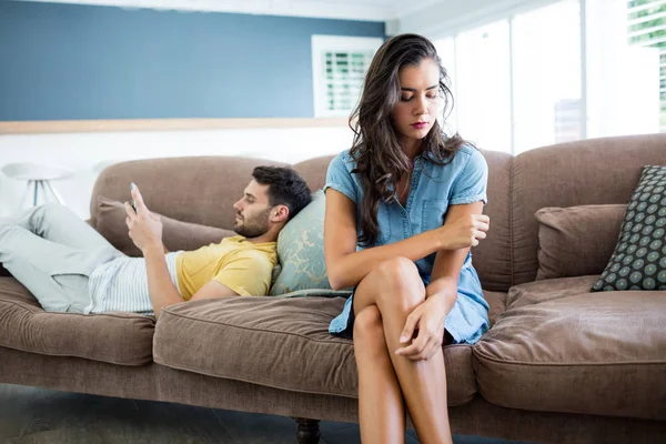 Casal ignorando uns aos outros na sala de estar — Fotografia de Stock