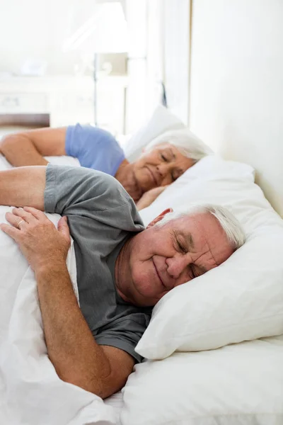 Seniorenpaar schläft im Schlafzimmer — Stockfoto