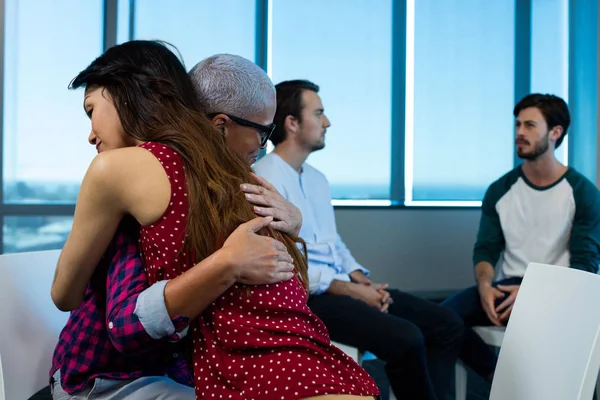 Vrouw haar boos collega troosten — Stockfoto