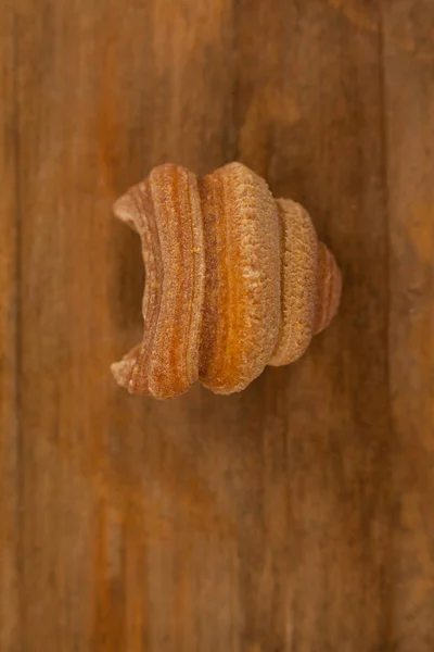 Pasta de conchiglie sobre fondo de madera —  Fotos de Stock