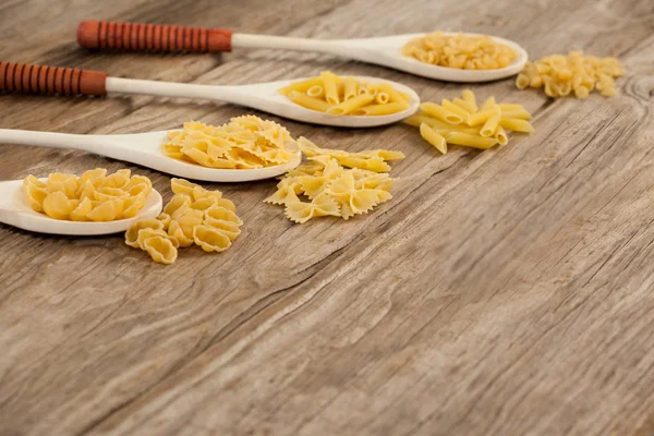 Cucchiai ripieni di varietà di pasta — Foto Stock