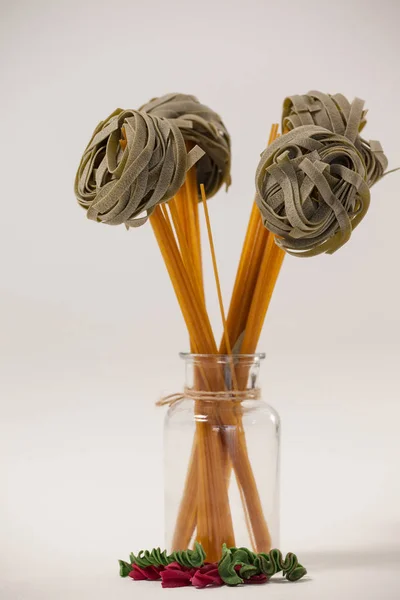 Bitki şeklinde düzenlenmiş spagetti ve fettuccine makarna — Stok fotoğraf