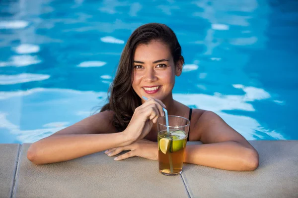 Retrato de uma jovem relaxante na piscina — Fotografia de Stock
