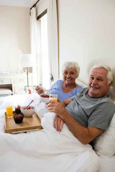 Senior paar ontbijten in de slaapkamer — Stockfoto