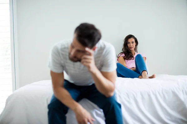 Casal ignorando uns aos outros no quarto — Fotografia de Stock