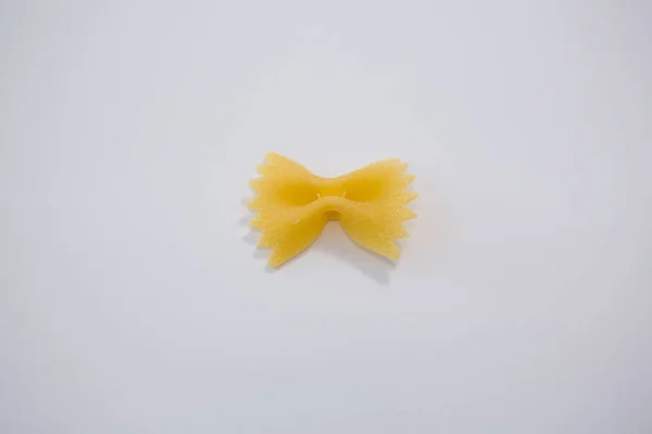 흰색 배경에 Farfalle — 스톡 사진