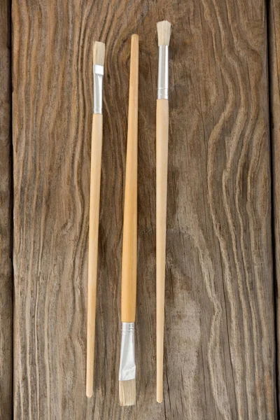 Verfborstels op houten oppervlak — Stockfoto