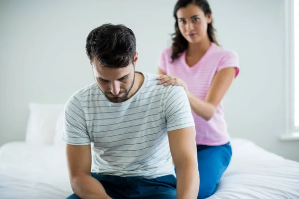 Boos paar zittend op bed in de slaapkamer — Stockfoto