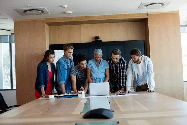 Креативна бізнес команда, дивлячись на презентацію в ноутбуці — стокове фото